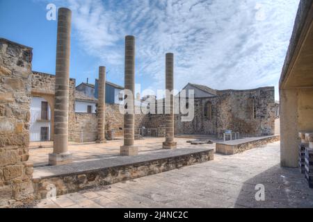 Romanische Ruinen der Kirche San Juan Bautista in Baeza, Spanien Stockfoto