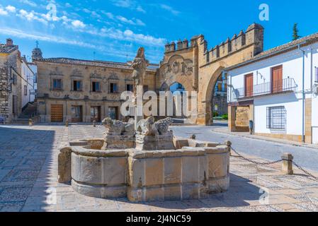 Jaen Tor und Villalar Bogen in der spanischen Stadt Baeza Stockfoto