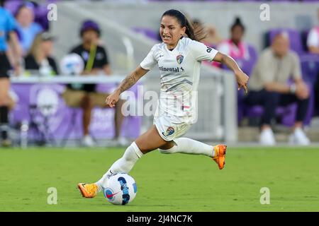 Orlando, Florida, USA. 16. April 2022: North Carolina Courage Mittelfeldspieler DEBINHA (10) treibt den Ball während des NWSL Orlando Pride gegen North Carolina Courage Challenge Cup Fußballmatches am 16. April 2022 im Exploria Stadium in Orlando, FL. (Bild: © Cory Knowlton/ZUMA Press Wire) Bild: ZUMA Press, Inc./Alamy Live News Stockfoto