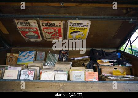 Madrid, Spanien. 13. April 2022. Allgemeine Ansicht von Büchern an einem Stand von 'bouquinistes de Paris', in dem gebrauchte und alte Bücher verkauft werden. Die Bouquinistes de Paris, Frankreich, sind die gebrauchten und antiken Buchhändler, die ihren Handel entlang der seine treiben. Die seine wird daher als der einzige Fluss der Welt beschrieben, der zwischen zwei Regalen und Ständen verläuft. (Foto: Atilano Garcia/SOPA Images/Sipa USA) Quelle: SIPA USA/Alamy Live News Stockfoto