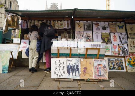 Madrid, Spanien. 13. April 2022. Die Leute schauen sich die Bücher an einem Stand von 'bouquinistes de Paris' an, der gebrauchte und alte Bücher verkauft. Die Bouquinistes de Paris, Frankreich, sind die gebrauchten und antiken Buchhändler, die ihren Handel entlang der seine treiben. Die seine wird daher als der einzige Fluss der Welt beschrieben, der zwischen zwei Regalen und Ständen verläuft. (Foto: Atilano Garcia/SOPA Images/Sipa USA) Quelle: SIPA USA/Alamy Live News Stockfoto