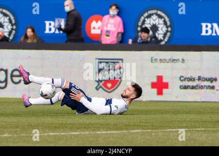 Montreal, Quebec. 16. April 2022. Vancouver Whitecaps Verteidiger Tristan Blackmon (6) fällt während des MLS-Spiels zwischen den Vancouver Whitecaps und CF Montreal im Saputo Stadium in Montreal, Quebec. Daniel Lea/CSM/Alamy Live News Stockfoto