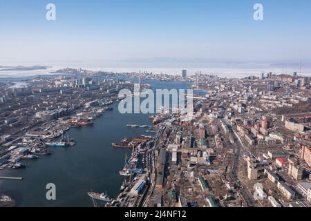 Wladiwostok, Russland - 5. Februar 2022:der Blick von der Spitze der Bucht, Häuser und Straßen der Stadt. Stockfoto