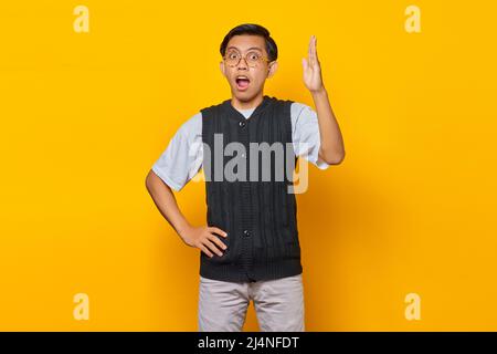 Porträt eines unglücklichen jungen asiatischen Mannes, der unzufrieden war und seine Arme ausstreckte, was Unsicherheit ausdrückt Stockfoto