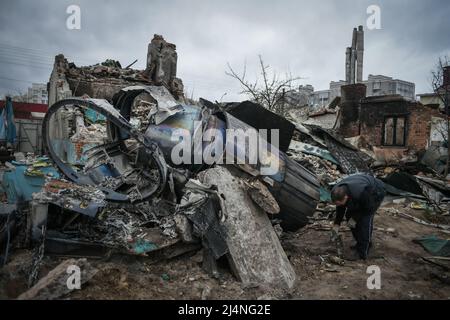 Ukraine. 16. April 2022. Am 16. April 2022 wird in einem Wohngebiet von Tschernihiw, Ukraine, eine zerstörte russische Suchoi Su-34 gesehen. Der Pilot schaffte es auszuwerfen und wurde gefangen genommen, sein Navigator wurde getötet. (Foto: Piero Cruciatti/Sipa USA) Quelle: SIPA USA/Alamy Live News Stockfoto