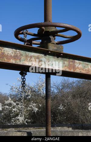 Altes, rostig, Metallrad und Träger Stockfoto