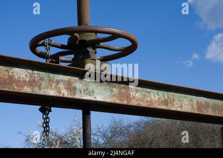 Altes, rostig, Metallrad und Träger Stockfoto