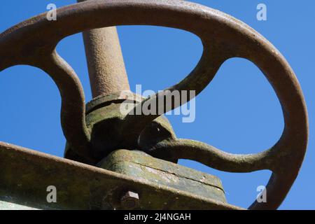 Nahaufnahme eines alten, entkernten Eisenrads Stockfoto