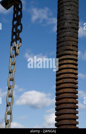 Metallkette und altes, rostiger, verschraubtes Eisenrohr Stockfoto