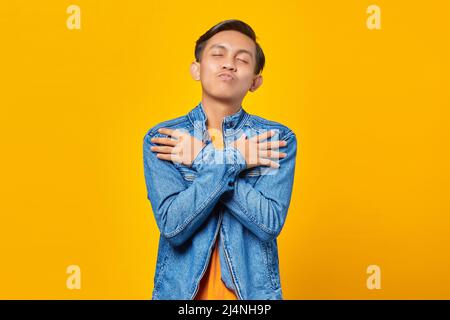 Junge Asiaten lächeln und Lippen geben leidenschaftlichen Kuss Stockfoto