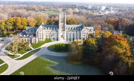 London Ontario Kanada, November 2022.St. Peter's Seminary, 1040 Waterloo Aerial Vorderansicht. Luke Durda/Alamy Stockfoto