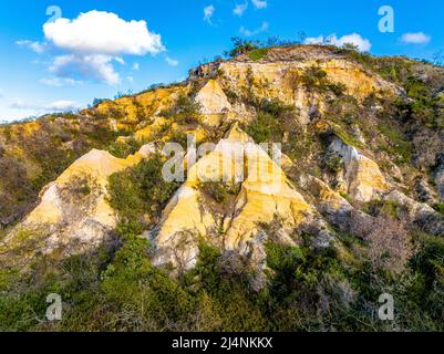 Luftaufnahme der Pinnacles, auch bekannt als The Colored Sands, am 75 Mile Beach, Fraser Island. Queensland, Australien. Stockfoto