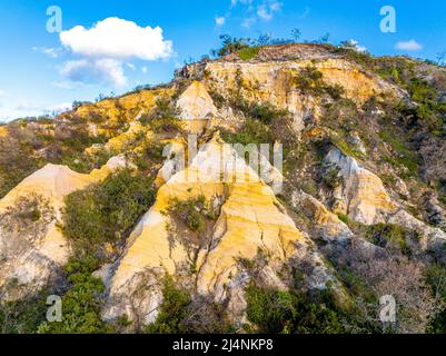 Luftaufnahme der Pinnacles, auch bekannt als The Colored Sands, am 75 Mile Beach, Fraser Island. Queensland, Australien. Stockfoto