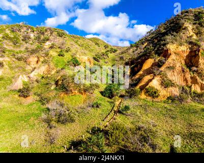 Eine Luftaufnahme des Red Canyon, einem Abschnitt von roten und orangefarbenen Klippen am Seventy Five Mile Beach. Fraser Island, Queensland, Australien. Stockfoto