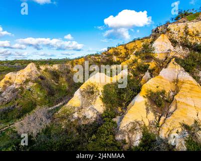 Luftaufnahme der Pinnacles, auch bekannt als The Colored Sands, am 75 Mile Beach, Fraser Island. Queensland, Australien. Stockfoto