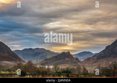 Atemberaubende Herbstlandschaft Sonnenaufgang Bild in Richtung Borrowdale Valley von Derwentwater im Lake District mit Nebel Rollen über die Landschaft Stockfoto