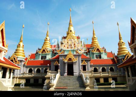 Phra Mahathat Chedi Phakdee Prakat Buddhistischer Tempel auf dem Gipfel des Hügels für thailänder und ausländische Reisende besuchen und respektieren den betenden buddha in Ban Stockfoto