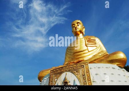 Alte buddha-Statue für thailänder Reisende reisen Besuch und respektieren beten Segen heiligen Anbetung in Phra Mahathat Chedi Phakdee Prakat Tempel an Stockfoto