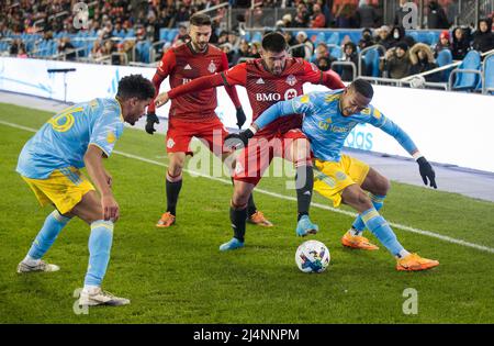 Toronto, Kanada. 16. April 2022. Alejandro Pozuelo (2. R) vom FC Toronto steht mit Jose Martinez (1. R) von Philadelphia Union während ihres Spiels der Major League Soccer (MLS) 2022 auf dem BMO-Feld in Toronto, Kanada, am 16. April 2022 auf dem Spiel. Quelle: Zou Zheng/Xinhua/Alamy Live News Stockfoto