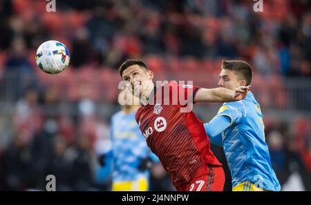 Toronto, Kanada. 16. April 2022. Shane O'Neill (L) vom FC Toronto steht mit Mikael Uhre von der Philadelphia Union während ihres Spiels der Major League Soccer (MLS) 2022 auf dem BMO-Feld in Toronto, Kanada, am 16. April 2022 auf dem Spiel. Quelle: Zou Zheng/Xinhua/Alamy Live News Stockfoto