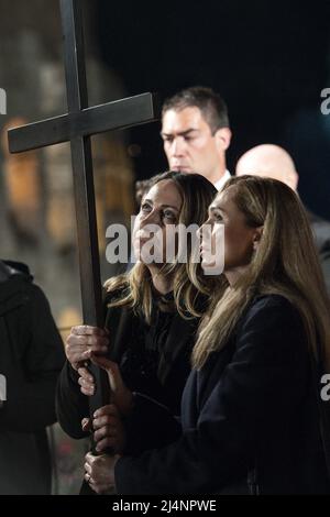 Foto vom 15. April 2022 von Albina (R) aus Russland und Irina (L) aus der Ukraine tragen das Kreuz auf dem Kreuzweg am Karfreitag (Ostern)-Abend im Kolosseum in Rom, Italien. Anfang dieser Woche verurteilten der Botschafter der Ukraine beim Heiligen Stuhl und der Erzbischof von Kiew den Plan des Vatikans, während der Prozession eine ukrainische Frau und eine russische Frau das Kreuz zusammen tragen zu lassen. Sie lehnten es ab, eine Idee der Versöhnung zu projizieren, während die Ukraine vom Krieg, den Russland entfesselt hat, verwüstet wird. Während Papst Franziskus die Invasion und Angriffe auf Ukra vom 24. Februar angeprangert hat Stockfoto