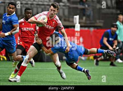 Vancouver, Kanada. 16. April 2022. Morgan Williams (L) des Teams Wales und Melani Matavao des Teams Samoa treten beim HSBC World Rugby Sevens in Vancouver, Kanada, am 16. April 2022 bei ihrem Spiel in der B-Gruppe gegeneinander an. Quelle: Andrew Soong/Xinhua/Alamy Live News Stockfoto