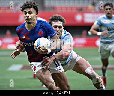 Vancouver, Kanada. 16. April 2022. Joachim Trouabal (L) des französischen Teams und Rodrigo Isgro des argentinischen Teams treten beim HSBC World Rugby Sevens in Vancouver, Kanada, am 16. April 2022 bei ihrem Spiel in Pool D an. Quelle: Andrew Soong/Xinhua/Alamy Live News Stockfoto