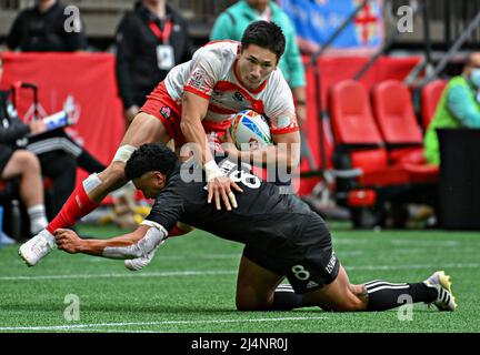 Vancouver, Kanada. 16. April 2022. Die Japanerin Ishi Yuki (L) und die Neuseeländerin Ngarohi McGarvey-Black treten beim HSBC World Rugby Sevens in Vancouver, Kanada, am 16. April 2022 bei ihrem Spiel in der B-Gruppe gegeneinander an. Quelle: Andrew Soong/Xinhua/Alamy Live News Stockfoto