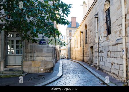 Typische Gasse in Paris. Stockfoto