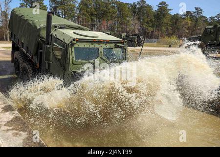 Camp Kinser, Okinawa, Japan. 29. März 2022. Ein mitteltaktischer Fahrzeugersatz mit 3. Landing Support Bataillon, Combat Logistics Regiment 3, 3. Marine Logistics Group, fährt durch Wasser, während er während der Übung Atlantic Dragon im Marine Corps Base Camp Lejeune, North Carolina, einen Tiefseefording-Kurs durchführt, 29. März 2022. 3. LSB führt Atlantic Dragon 22 in Zusammenarbeit mit CLR-37, 3. MLG und Combat Logistics Bataillon 451, CLR-45, 4. MLG durch, um Und bereiten Ausrüstung für eine Vielzahl von Zwecken im gesamten Marine Corps. Während der Stockfoto