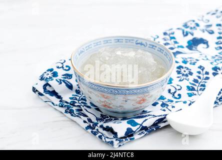 Vogelnistsuppe, asiatische Küche für gesunden Körper, reich an Kollagen. Kopieren Sie in der weißen Tabelle Platz für Text Stockfoto