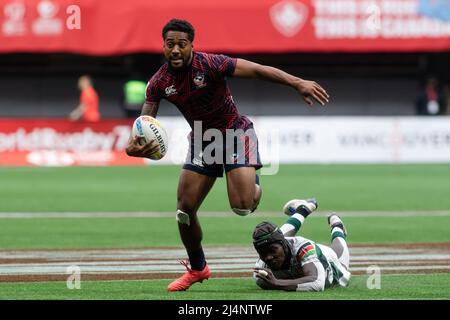 Vancouver, Kanada, 16. April 2022: Marcus Tupuola (links) vom Team USA Sevens im Einsatz gegen Anthony Omondi (rechts) vom Team Kenya Sevens während der HSBC Canada Sevens auf dem BC Place in Vancouver, Kanada. Kenia gewann das Spiel mit 17-19 Punkten. Stockfoto