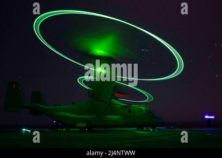 San Diego, Kalifornien, USA. 9. April 2022. Ein MV-22 Osprey, der Marine Medium Tiltrotor Squadron (VMM) 362 zugewiesen wurde, steht auf dem Flugdeck des amphibischen Angriffsschiffs USS Makin Island (LHD 8) im Leerlauf, April 9. Piloten führen Qualifikationen zur Landung an Deck durch, um den Start und die Landung an Bord zu üben. Makin Island ist ein amphibisches Angriffsschiff der Wasp-Klasse, das Routineoperationen in der US-Flotte von 3. durchführt. Quelle: U.S. Navy/ZUMA Press Wire Service/ZUMAPRESS.com/Alamy Live News Stockfoto