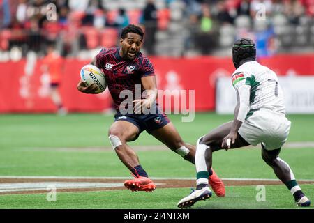 Vancouver, Kanada, 16. April 2022: Marcus Tupuola (links) vom Team USA Sevens im Einsatz gegen Anthony Omondi (rechts) vom Team Kenya Sevens während der HSBC Canada Sevens auf dem BC Place in Vancouver, Kanada. Kenia gewann das Spiel mit 17-19 Punkten. Stockfoto