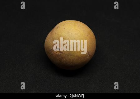 Sapodilla-Frucht (Chikku). Auf schwarzem Hintergrund. Stockfoto