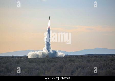 Dugway, Utah, USA. 6. April 2022. US-Marineinfanteristen starten ein High Mobility Artillery Rocket System während des Weapons and Tactics Instructor (WTI) Course 2-22 auf dem Dugway Proving Ground, Dugway, Utah, 6. April 2022. WTI ist eine siebenwöchige Trainingsveranstaltung, die von Marine Aviation Weapons and Tactics Squadron One veranstaltet wird und die die Entwicklung von kleinen, aufgabenorganisierten Einheiten-Experimenten über alle Kampfkampffunktionen hinweg betont sowie die Fähigkeit des Bataillons zur Durchführung von Kommando- und Kontrollmaßnahmen, zur Planung von Feuerunterstützung, zu Geheimdiensten, Und logistische Unterstützung für den Betrieb auf Unternehmensebene. Stockfoto