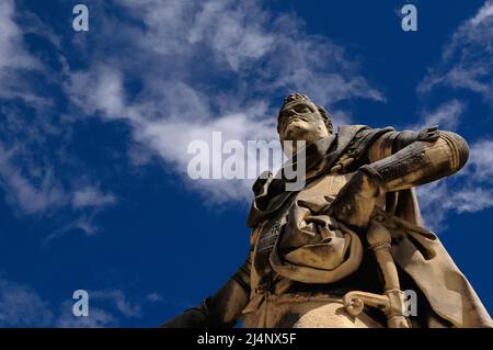 Die Bürger haben diese Marmorstatue von Ferdinando i de' Medici aus dem Jahr 1594, Großherzog der Toskana 1587-1609, in Auftrag gegeben, um ihm dafür zu danken, dass er das sumpfige Val di Chiana für den Anbau entwässert hat. Es wurde vom flämischen Künstler Giambologna entworfen und vom französisch-flämischen Bildhauer Pierre Franqueville, auch bekannt als Pietro Francavilla, geschnitzt. Es steht auf den Stufen der Kathedrale in Arezzo, der Osttoskana, Italien, mit Blick auf die Piazza del Duomo. Stockfoto