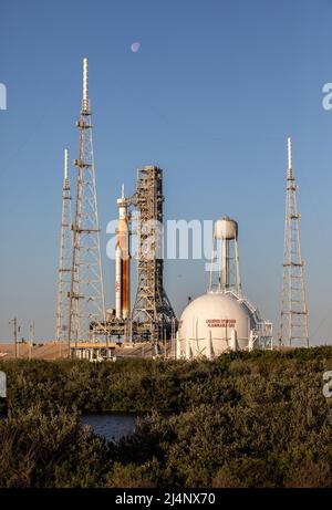 KENNEDY SPACE CENTER, FLORIDA, USA - 24. März 2022 - Ein Blick auf das Artemis I Space Launch System (SLS) und die Raumsonde Orion auf dem Launch Pad 39B während s Stockfoto