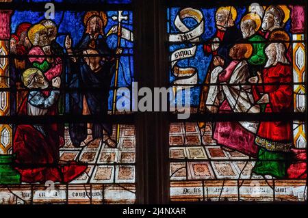 Zwei Tafeln aus lebendiger Renaissance-Glasmalerei aus dem 16.. Jahrhundert, die von den Meistern der Glaskunst der Stadt Troyes in der französischen Champagne angefertigt wurden und die Jesus Christus den Aposteln zeigen, nachdem er gekreuzigt und von den Toten auferstanden war. Die Szene ist Teil des Auferstehungsfensters in der Kirche St. Remy im Dorf Ceffonds. Stockfoto