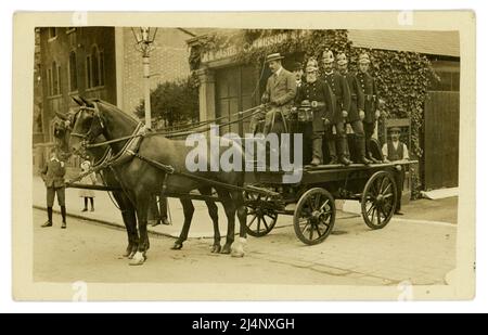 Wundervolle, originale und klare Postkarte aus der Zeit Edwardians Anfang des 20. Jahrhunderts einer stolzen Feuerwehrmannschaft, die Messinghelme von Merryweather auf einem von Pferden gezogenen Feuerwehrmotor trug, einer Community Brigade (Gemeinde steht auf den Helmen), möglicherweise Uckfield, East Sussex, Großbritannien um 1905 Stockfoto