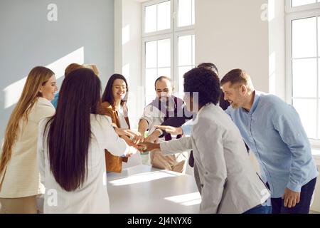 Verschiedene Geschäftsleute stapelten sich als Konzept der Unternehmenseinheit, der Verbindung Stockfoto