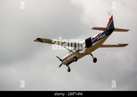 Cessna 208b Grand Caravan G-BZAH Leichtflugzeug, das an Land absteigt Stockfoto