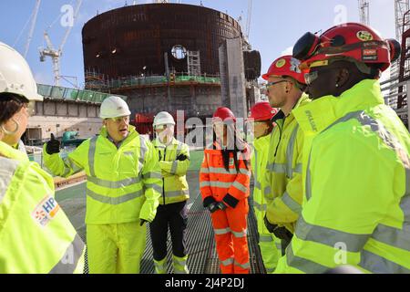 BRIDGWATER, ENGLAND, Vereinigtes Königreich - 07. April 2022 - der britische Premierminister Boris Johnson und der Minister für Wirtschaft, Energie und Industriestrategie Kwasi kW Stockfoto