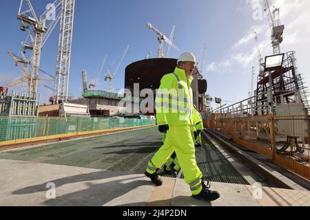 BRIDGWATER, ENGLAND, Vereinigtes Königreich - 07. April 2022 - der britische Premierminister Boris Johnson und der Minister für Wirtschaft, Energie und Industriestrategie Kwasi kW Stockfoto