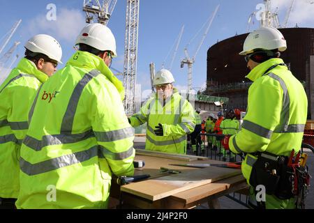 BRIDGWATER, ENGLAND, Vereinigtes Königreich - 07. April 2022 - der britische Premierminister Boris Johnson und der Minister für Wirtschaft, Energie und Industriestrategie Kwasi kW Stockfoto