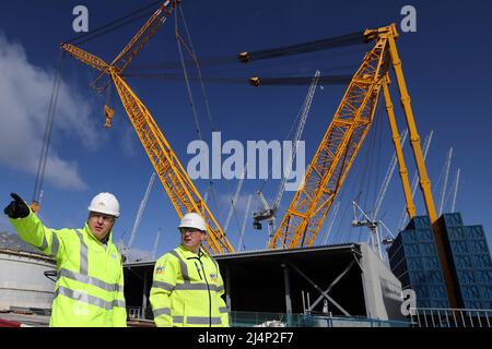 BRIDGWATER, ENGLAND, Vereinigtes Königreich - 07. April 2022 - der britische Premierminister Boris Johnson und der Minister für Wirtschaft, Energie und Industriestrategie Kwasi kW Stockfoto