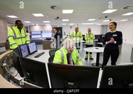 BRIDGWATER, ENGLAND, Vereinigtes Königreich - 07. April 2022 - der britische Premierminister Boris Johnson und der Minister für Wirtschaft, Energie und Industriestrategie Kwasi kW Stockfoto