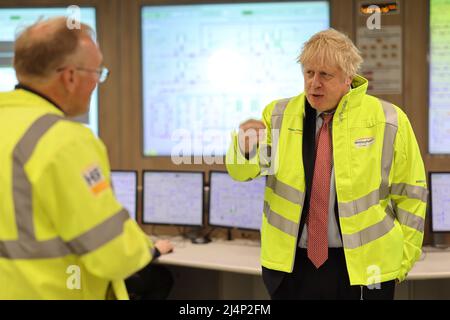 BRIDGWATER, ENGLAND, Vereinigtes Königreich - 07. April 2022 - der britische Premierminister Boris Johnson und der Minister für Wirtschaft, Energie und Industriestrategie Kwasi kW Stockfoto