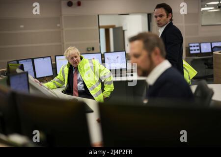 BRIDGWATER, ENGLAND, Vereinigtes Königreich - 07. April 2022 - der britische Premierminister Boris Johnson und der Minister für Wirtschaft, Energie und Industriestrategie Kwasi kW Stockfoto