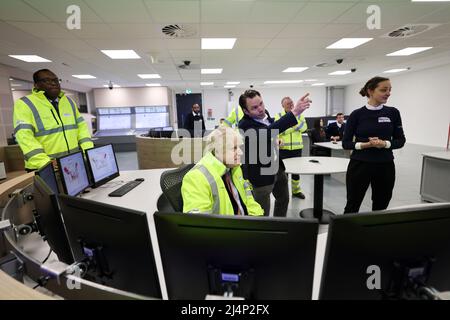 BRIDGWATER, ENGLAND, Vereinigtes Königreich - 07. April 2022 - der britische Premierminister Boris Johnson und der Minister für Wirtschaft, Energie und Industriestrategie Kwasi kW Stockfoto